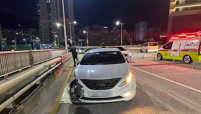 지난 3일 늦은 저녁 부산 영도구에 위치한 부산대교에서 한 음주운전자가 중앙선을 침범해 역주행하다 마주오는 택시와 충돌하는 사고를 일으켜 현장 체포됐다. 사진은 가해 운전자의 사고 직후 차량 모습. 부산경찰청 제공