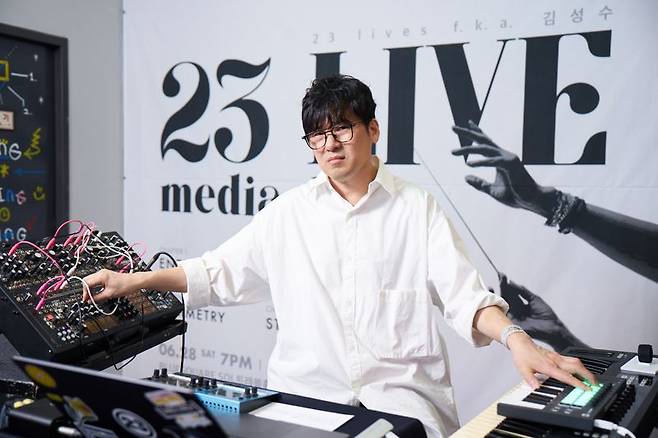 작곡가 겸 음악감독 김성수가 단독 콘서트 '23 라이브'를 연다. 감탄사 제공