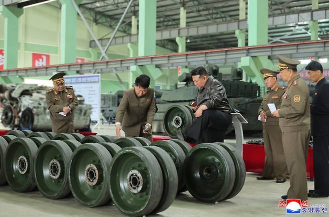북한 김정은이 중요땅크(탱크)공장을 현지지도하고 생산실태와 현대화사업 정형(경과), 탱크 핵심기술 연구과제 수행 정형을 파악했다고 조선중앙통신이 4일 보도했다. 탱크공장 방문에는 조춘룡 당 중앙위원회 비서, 김정식 당 중앙군사위원, 김용환 국방과학원 원장 등이 동행했다. 조선중앙통신 캡처