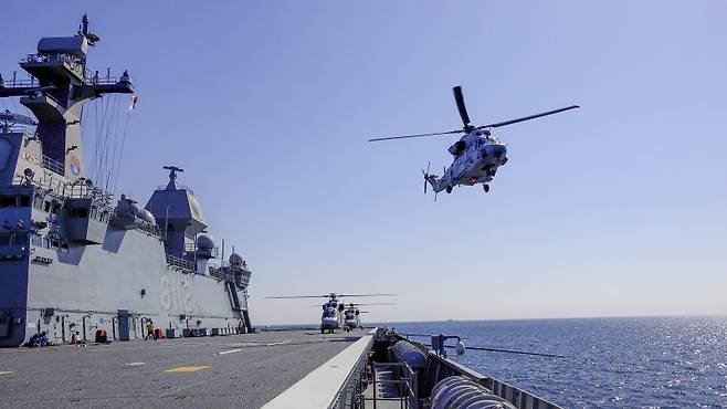 지난달 26일 포항 일대에서 해군 해병대 합동상륙훈련 예행연습 간 참가 중인 상륙기동헬기 마린온(MUH-1)이 대형수송함 마라도함(LPH)에서 공중돌격을 위해 이착함 훈련을 하고 있다. 해병대사령부 제공