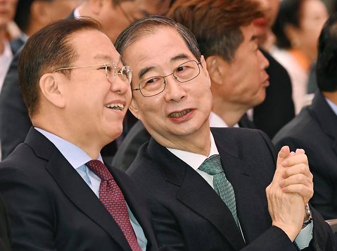 권영세와 대화하는 韓 무소속 한덕수 대선 예비후보(오른쪽)가 5일 서울 종로구 조계사에서 열린 불기 2569년 부처님오신날 봉축법요식에 참석해 국민의힘 권영세 비상대책위원장과 대화하고 있다. 연합뉴스