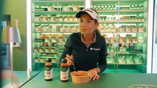 카이 트럼프가 미국 텍사스 댈러스에서 열린 '더 CJ컵 바이런 넬슨'에서 CJ제일제당의 비비고 제품을 맛보고 있다. CJ제일제당 제공