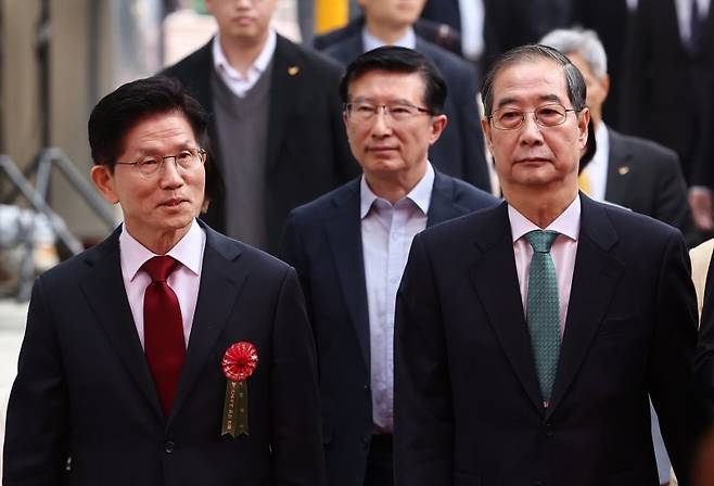 후보선출 후 첫 대면한 金·韓 국민의힘 대선 후보로 선출된 김문수 후보(왼쪽)와 한덕수 무소속 예비후보 간 단일화 논의가 초반부터 삐걱거리고 있다. 당 지도부는 김 후보가 늦어도 후보등록일인 11일까지 단일화를 매듭지어야 한다는 입장인 반면 김 후보는 중앙선대위 공식 기구를 통해 정상적인 절차를 밟아야 한다며 단일화 협상을 일방적으로 요구한 당 지도부를 향해 '경고장'을 날렸다. 두 후보가 5일 서울 종로구 조계사에서 열린 불기 2569년 부처님오신날 봉축법요식에 참석하고 있다. 연합뉴스