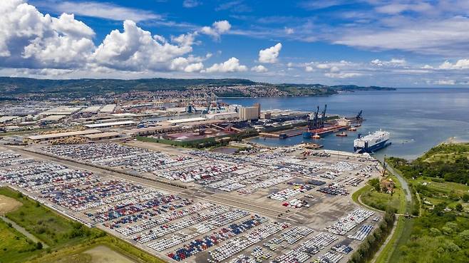 아드리아해에 위치한 슬로베니아의 코페르항은 대부분이 내륙에 갇혀 있는 중부 및 동부 유럽 국가에는 없어서는 안 될 물류의 핵심 거점이다. 코페르항 누리집