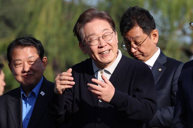 이재명 더불어민주당 대통령 후보가 지난 4일 충북 제천군 의림지를 찾아 도민들에게 지지를 호소하고 있다. 연합뉴스