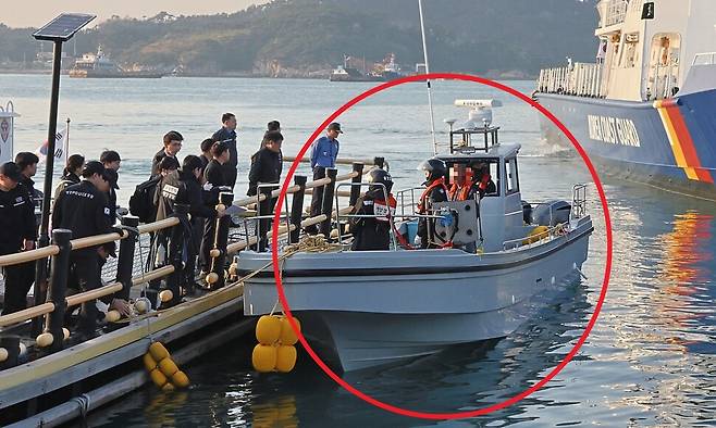 태안해경이 지난달 서격렬비도 해상에서 검거한 중국 고속보트를 조사하고 있다. 태안해경 제공