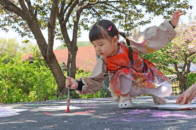 지난 29일 오후 충남 아산 당림미술관에서 이솔(3)양이 바닥그림을 그리고 있다. 백소아 기자 thanks@hani.co.kr