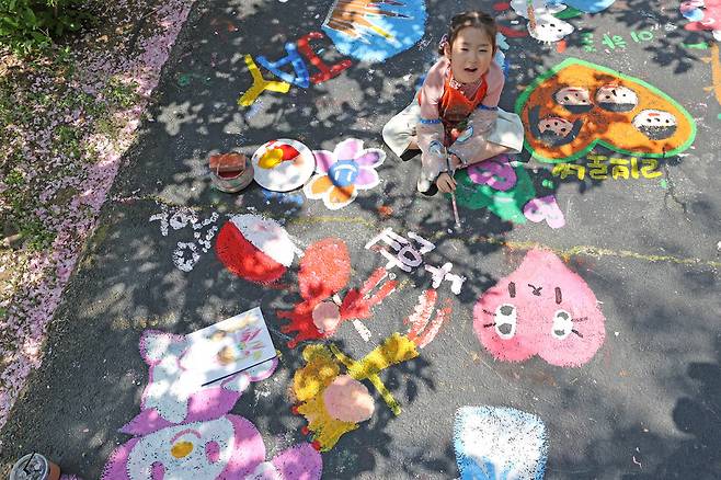지난 29일 오후 충남 아산 당림미술관에서 김나현(6)양이 바닥그림을 그리고 있다. 백소아 기자 thanks@hani.co.kr