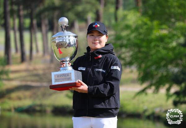 홍정민이 4일 경기도 양주시 레이크우드 컨트리클럽에서 열린 크리스에프앤씨 제47회 KLPGA 챔피언십에서 우승한 뒤 기뻐하고 있다. KLPGA 제공