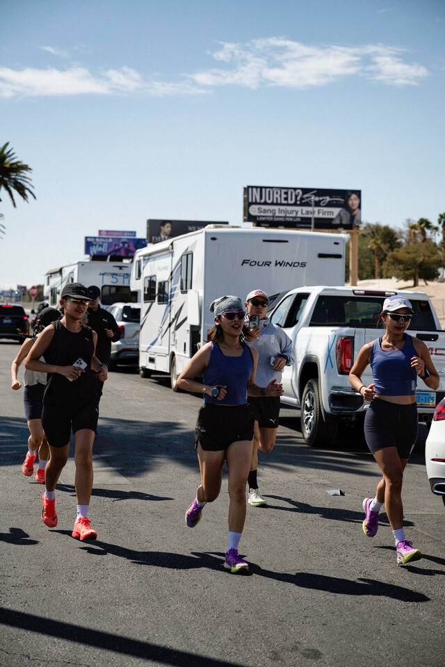 트레일러닝 크루 ‘꼬뮨 드 서울’의 장수빈(앞줄 왼쪽부터), 이신명, 백지은씨가 지난 3월 말 미국 로스앤젤레스, 라스베이거스 등지에서 열린 비공식 장거리 달리기 대회 ‘더 스피드 프로젝트’에서 달리고 있다. 블룸스튜디오 제공