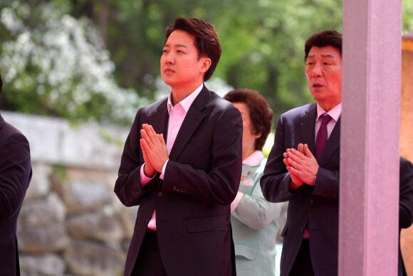 개혁신당 이준석 대선 후보가 5일 부처님오신날 봉축대법회 참석 등을 위해 대구 동화사를 방문하고 있다. 연합뉴스