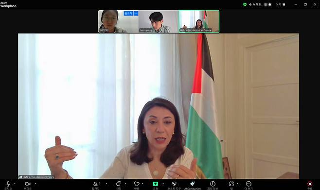 지난달 30일 프랑스 파리 주프랑스 팔레스타인 대사관에 있는 할리 아부 하시라 대사가 한겨레와의 화상 인터뷰에서 발언하고 있다. 프랑스 보르도 몽테뉴 대학교 아랍학과에 재학 중인 박제명(21)씨가 통역으로 배석했다. 화면 갈무리