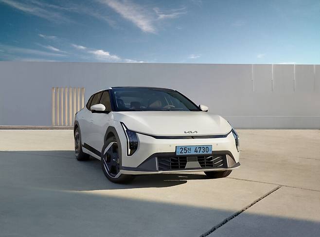 기아의 첫 전기차 세단 이브이(EV)4. 기아 제공