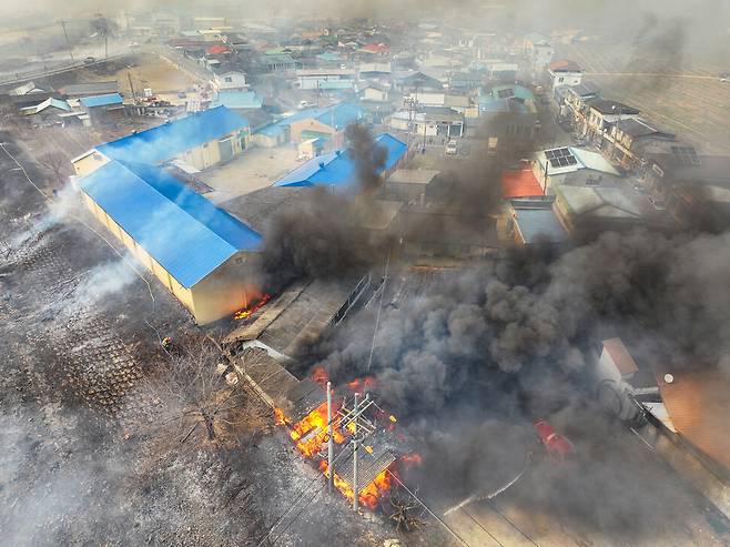 경북 의성군의 대형 산불 사흘째인 2025년 3월 24일 의성군 옥산면 입암리의 한 마을에 산불이 옮겨붙었다. 연합뉴스