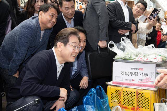 이재명 더불어민주당 대통령 후보가 4일 오후 강원 영월군 영월서부시장에서 상인과 대화를 하고 있다. 영월=뉴스1