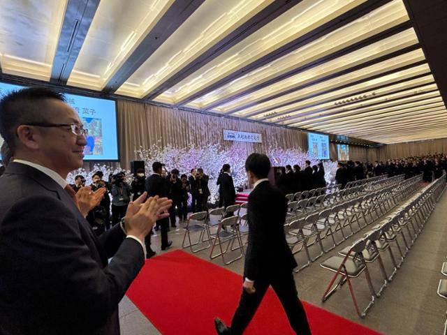 일본 이토추상사 직원들이 지난달 1일 도쿄 미나토구 사옥에서 열린 입사식에서 신입사원들이 레드카펫을 밟으며 입장하자 박수를 보내고 있다. 도쿄=류호 특파원