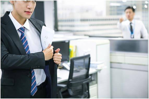 직장인이 정장 안주머니에서 사직서를 꺼내고 있다. 게티이미지뱅크