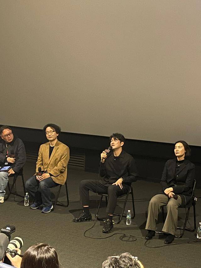 정윤철(왼쪽 두 번째부터) 감독과 배우 이지훈이 1일 오전 전주국제영화제 '바다호랑이' 상영회가 끝난 후 관객과의 대화에서 질의에 답하고 있다. 영화사 침 굿프로덕션 제공
