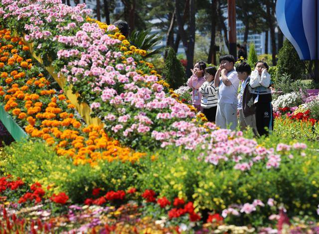 2일 부산 부산시민공원 다솜광장에서 열린 제5회 부산 봄꽃 전시회를 찾은 어린이들이 봄꽃을 구경하고 있다. 뉴스1