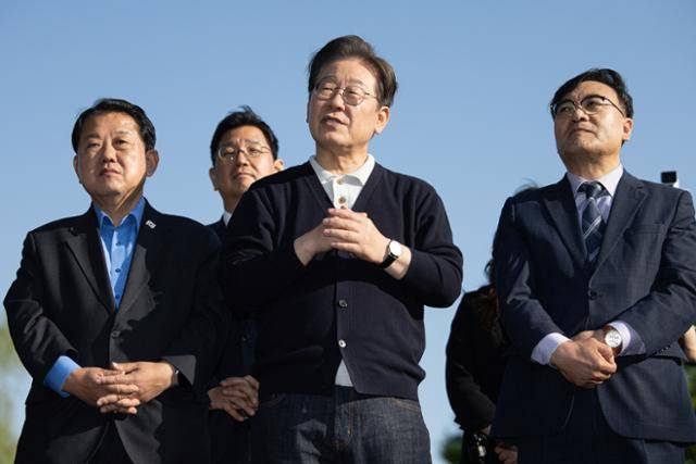 이재명 더불어민주당 대선 후보가 4일 오후 충북 제춘구 의림지에서 시민들에게 연설을 하고 있다. 뉴스1