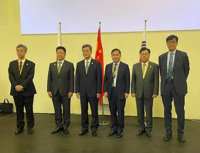 4일(현지시간) 이탈리아 밀라노에서 열린 한일중 및 ASEAN+3 재무장관·중앙은행총재 회의에서 기념촬영을 하고 있다. 왼쪽부터 히미노 BOJ 부총재, 카토 일본 재무장관, 란 포안 중국 재무장관, 판궁성 PBC 총재, 최지영 기획재정부 차관보, 이창용 한국은행 총재가 기념촬영하고 있다. 한국은행 제공