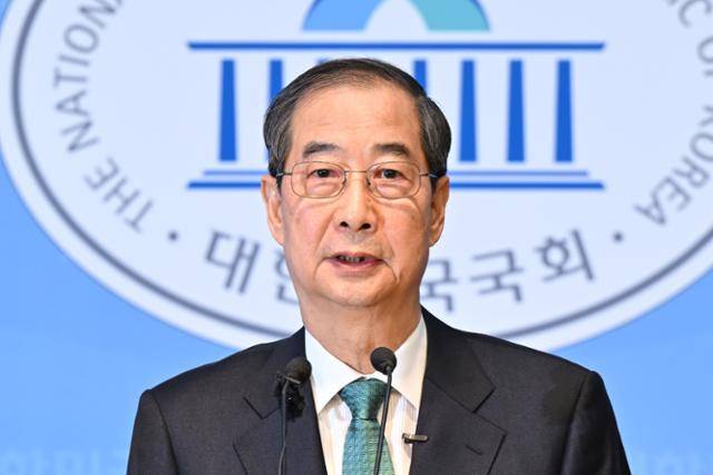 한덕수 전 국무총리가 2일 서울 국회 소통관에서 대선 출마 기자회견을 하고 있다. 박시몬 기자