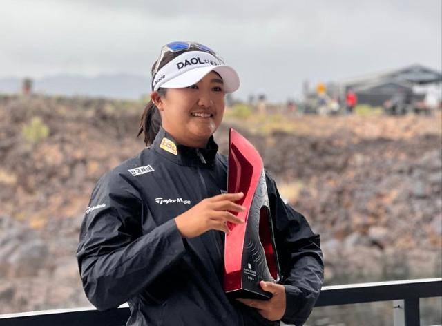 유해란이 4일(현지시간) 미RNR 유타주 아이빈스 블랙 데저트 리조트에서 열린 미국여자프로골프(LPGA) 투어 신설 대회 블랙 데저트 챔피언십 정상에 오른 뒤 상패를 들고 있다. 제너시스BBQ 제공