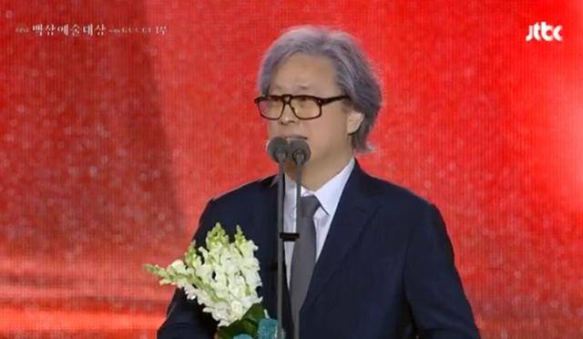 박찬욱 감독이 '제61회 백상예술대상'에서 각본상을 받았다. JTBC 캡처
