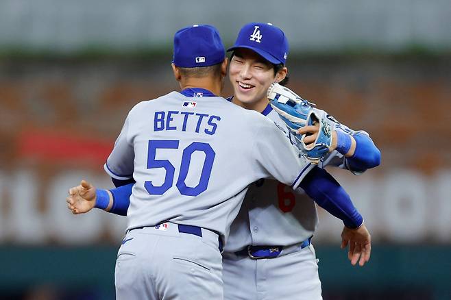 <yonhap photo-5052=""> ATLANTA, GEORGIA - MAY 03: Hyeseong Kim #6 of the Los Angeles Dodgers reacts with Mookie Betts #50 while making his major league debut during the ninth inning against the Atlanta Braves at Truist Park on May 3, 2025 in Atlanta, Georgia. Todd Kirkland/Getty Images/AFP (Photo by Todd Kirkland / GETTY IMAGES NORTH AMERICA / Getty Images via AFP)/2025-05-04 14:58:51/ <저작권자 ⓒ 1980-2025 ㈜연합뉴스. 무단 전재 재배포 금지, AI 학습 및 활용 금지></yonhap>