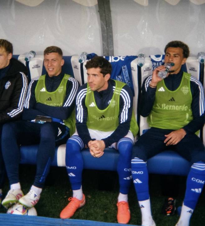 델레 알리(오른쪽)가 벤치에 앉아 있는 모습. 사진=알리 SNS