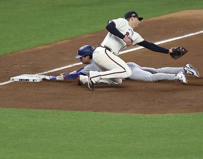 <yonhap photo-3362=""> Second baseman Hyeseong Kim #6 of the Los Angeles Dodgers slides behind third Austin Riley #27 of the Atlanta Braves on a delayed steal in the ninth inning during the game at Truist Park in Marietta, Georgia on Sunday, May 4, 2025. Photo by Mike Zarrilli/UPI./2025-05-05 11:42:46/ <저작권자 ⓒ 1980-2025 ㈜연합뉴스. 무단 전재 재배포 금지, AI 학습 및 활용 금지></yonhap>