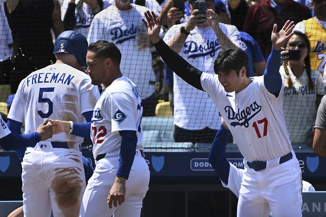<yonhap photo-2121=""> Los Angeles Dodgers Freddie Freeman (5) celebrates hits two-run home run against the Marlins with Los Angeles Dodgers Shohei Ohtani (17) in the sixth inning of a baseball game Wednesday, April 30, 2025, in Los Angeles. (AP Photo/Wally Skalij)/2025-05-01 08:47:53/ <저작권자 ⓒ 1980-2025 ㈜연합뉴스. 무단 전재 재배포 금지, AI 학습 및 활용 금지></yonhap>