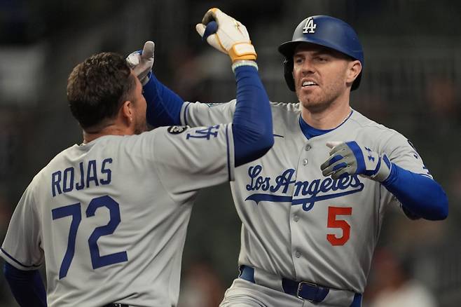 <yonhap photo-4970=""> Los Angeles Dodgers' Freddie Freeman (5) celebrates hitting a three-run homer against the Atlanta Braves in the eighth inning of a baseball game, Sunday, May 4, 2025, in Atlanta. (AP Photo/Mike Stewart)/2025-05-04 14:44:10/ <저작권자 ⓒ 1980-2025 ㈜연합뉴스. 무단 전재 재배포 금지, AI 학습 및 활용 금지></yonhap>