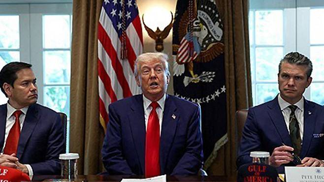 [각료회의 하는 트럼프 미국 대통령]