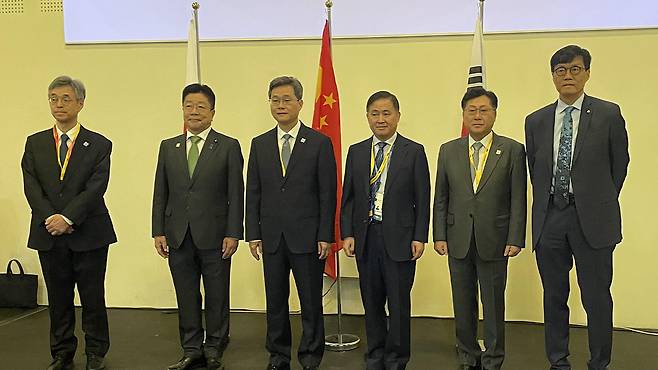 이창용 한국은행 총재(왼쪽부터), 최지영 기획재정부 차관보, 판궁성 중국 인민은행장, 란 포안 중국 재무장관, 가토 가쓰노부 일본 재무상, 히미노 료조 일본은행 부총재 등