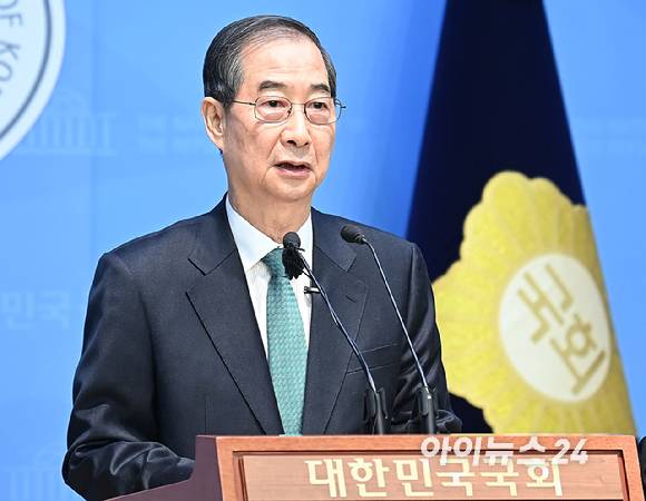 한덕수 전 국무총리가 2일 오전 서울 여의도 국회 소통관에서 출마 선언을 하고 있다. [사진=곽영래 기자]