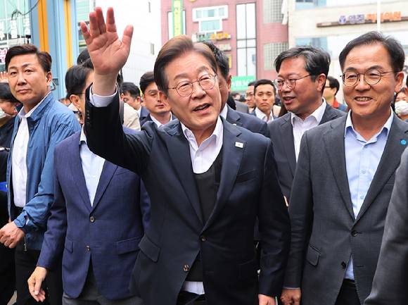 더불어민주당 이재명 대선 후보가 5일 경기도 양평군 양평물맑은시장에서 열린 '골목골목 경청투어'에서 시민들에게 인사하고 있다. 2025.5.5 [사진=연합뉴스]