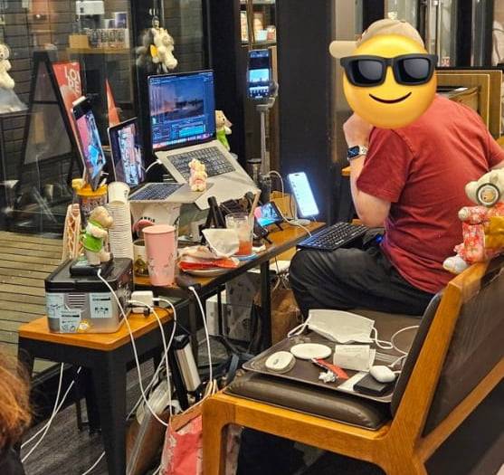 일본 스타벅스에서 포착된 카공족. [사진=X 캡쳐]