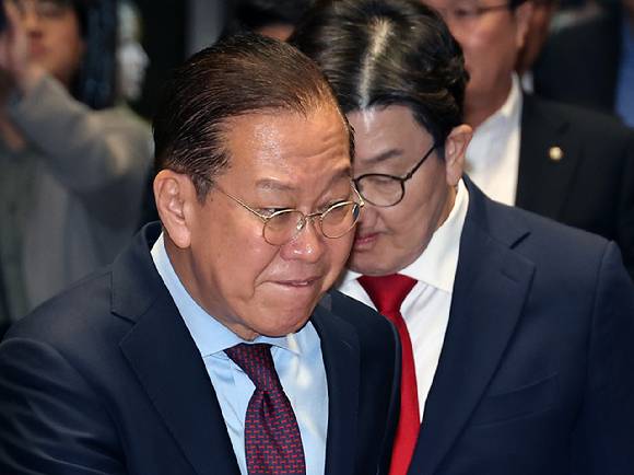 국민의힘 권영세 비상대책위원장과 권성동 원내대표가 5일 서울 여의도 국회에서 열린 의원총회에 참석하고 있다.  [사진=연합뉴스]