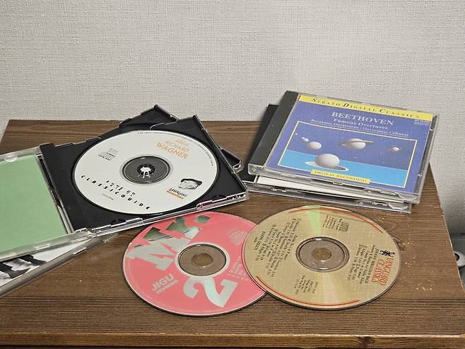 한때 음악 시장의 중심이었던 CD가 이제는 ‘과거의 유물’이 되고 있습니다 / 출처=IT동아