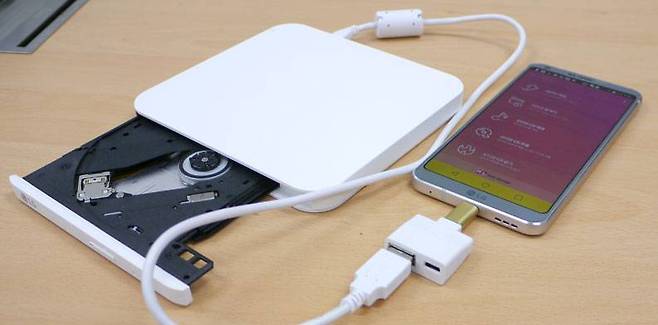일부 외장형 ODD는 스마트폰과 직접 연결하는 기능을 지원합니다 / 출처=IT동아