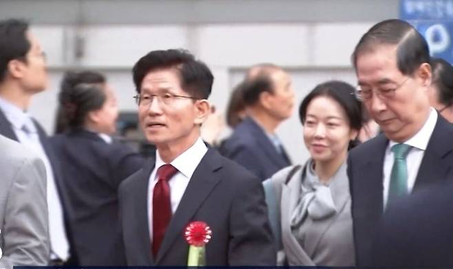 5일 김문수 후보와 한덕수 예비후보가 나란히 이동하고 있다. ‘차담’이었다는 한 측, ‘일시 조우’였다는 김 측. 해석은 엇갈렸다. (SBS 캡처)