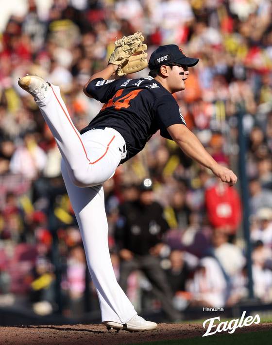 프로야구 한화 김서현이 4일 KIA전에서 시속 160㎞가 넘는 강속구를 뿌렸다. [사진 한화 이글스]