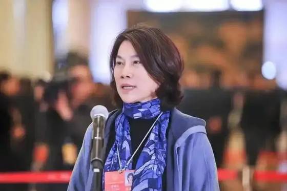 간첩일까 의심돼 유학생은 쓰지 않겠다는 중국의 대표 여성 기업인 둥밍주. [사진 바이두 캡처]