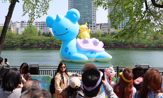 유통가의 황금연휴 행사가 풍성하다. 석촌호수의 ‘포켓몬타운 2025 위드 롯데’. [연합뉴스]