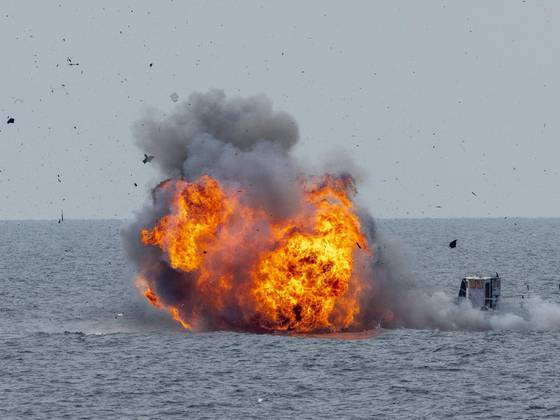 자폭 제트스키가 충돌하여 파괴된 표적함. 프랑스 국방부