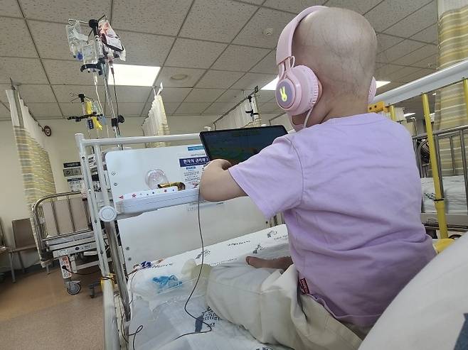 급성 림프모구성 백혈병으로 치료를 받고 있는 여섯살 소윤이는 서울대어린이병원에서 치료 받으면서 '서울대어린이병원 간호사'라는 꿈이 생겼다. 사진 차선아씨