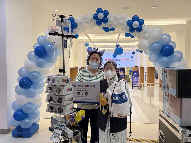 급성 골수성 백혈병을 이겨내고 산림연구직 공무원이 되고 싶다는 연우(18·오른쪽)와 연우 엄마 김정은씨가 2일 서울대어린이병원 CJ홀에서 열린 어린이날 행사에 참석한 뒤 기념촬영을 했다. 남수현 기자