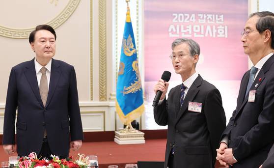 조희대 대법원장이 지난해 1월 3일 청와대 영빈관에서 열린 2024년 신년인사회에서 신년 덕담을 하고 있다. 왼쪽부터 윤석열 전 대통령, 조 대법원장, 한덕수 전 국무총리.