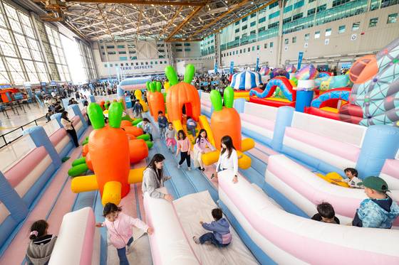 대한항공이 2일부터 5일까지 서울 강서구 본사 격납고를, 오는 6일 부산 테크센터 격납고를 개방해 임직원과 자녀들을 초청하는 '2025 패밀리데이' 행사를 개최한다.   사진은 대한항공 본사 격납고 전경. 연합뉴스